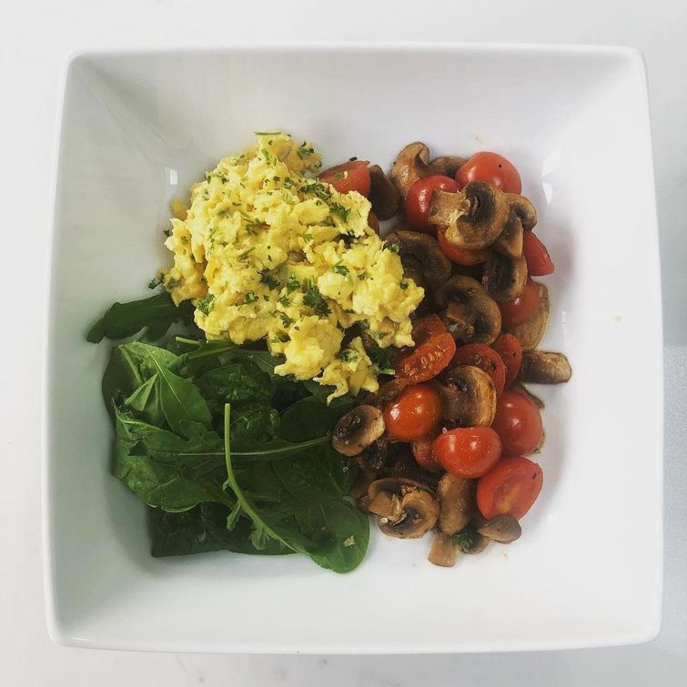 Scrambled eggs with fresh veggies