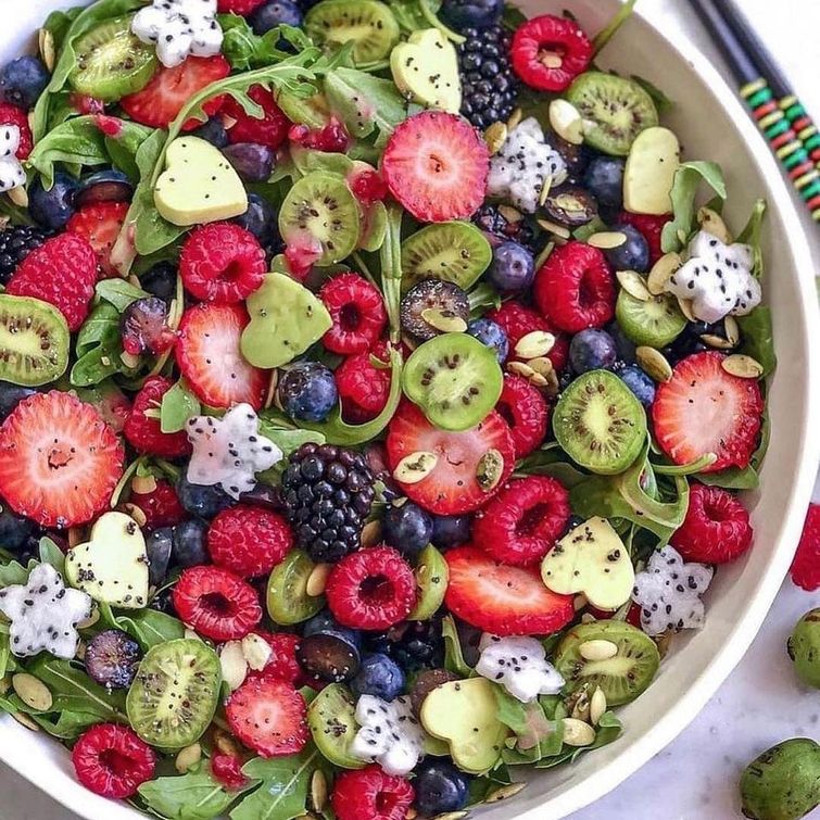 berry arugula salad
