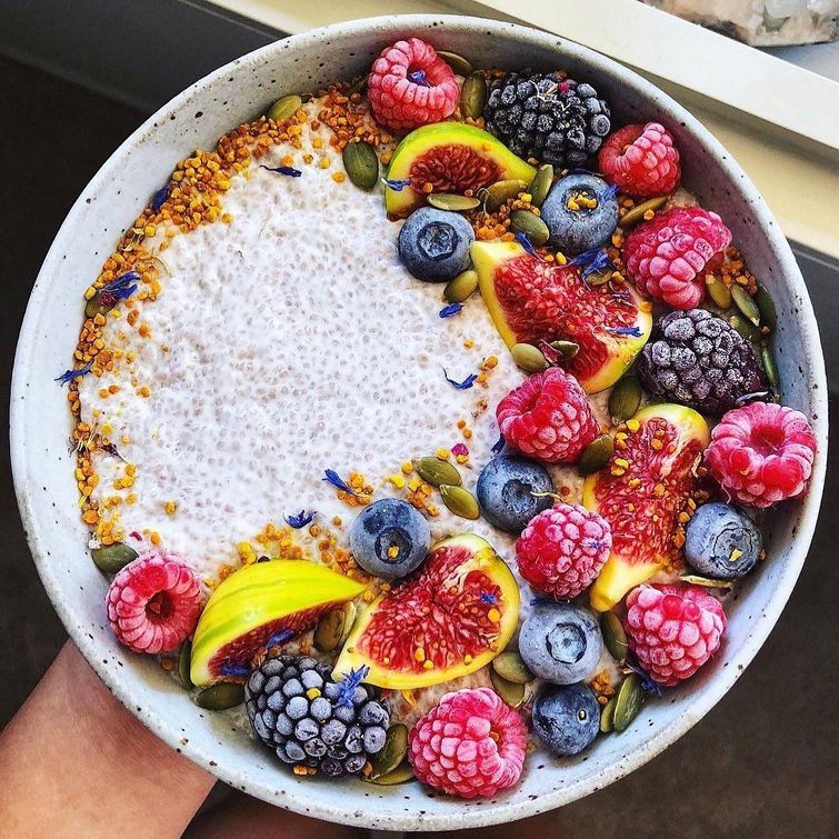 Chia pudding with figs and frozen berries