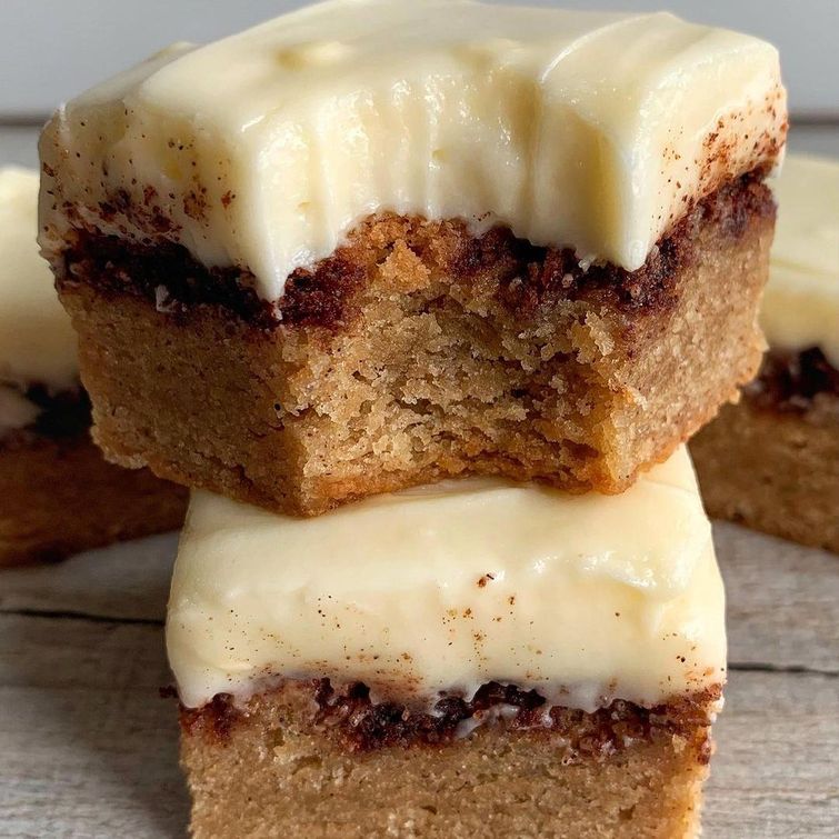 Cinnamon roll blondies