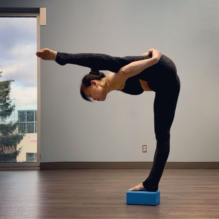 Half lift bird of paradise yoga pose