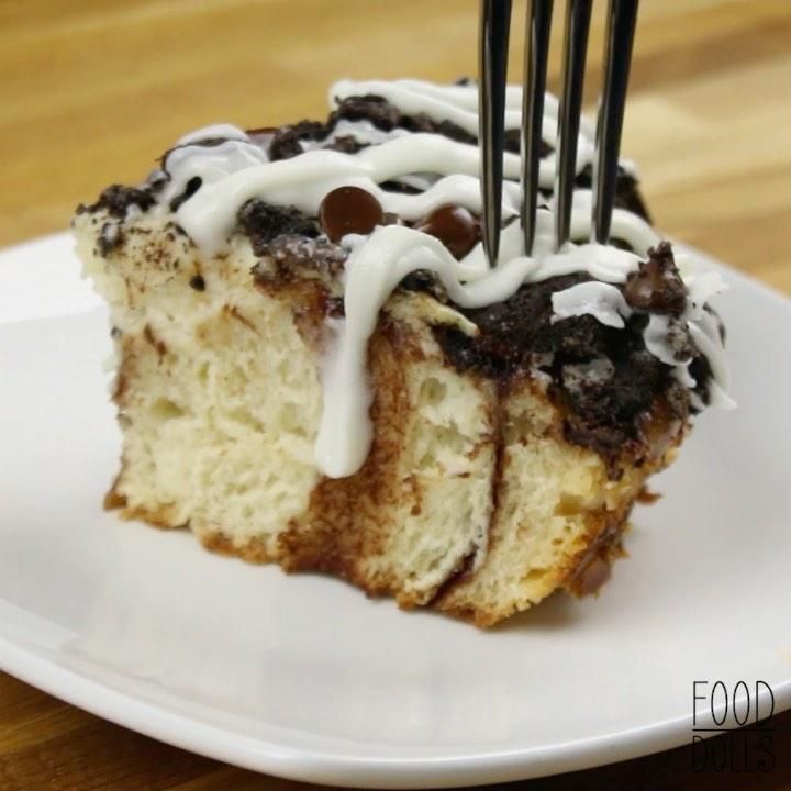 Creamy cinnamon rolls with Oreos and chocolate chips