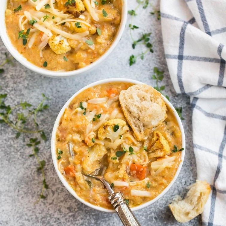Delicious and nutritious creamy roasted cauliflower chowder