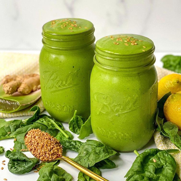 Green superfood smoothie for flat tummy