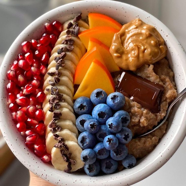 bowl of gingerbread oats with toppings