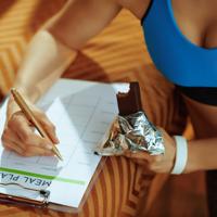 Discover different intermittent fasting schedules that can help you manage your weight and improve your overall health in a flexible way.