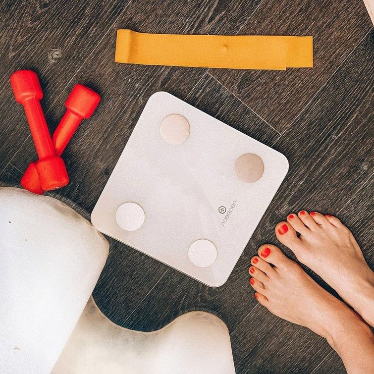 MINIMI smart scales displaying health metrics