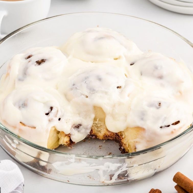 Fluffy no-yeast cinnamon rolls with icing
