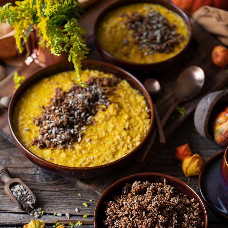 Creamy pumpkin porridge with homemade granola