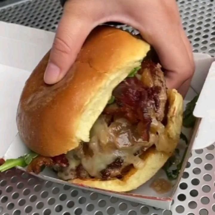 Schnipper's Classic Burger with special ingredients