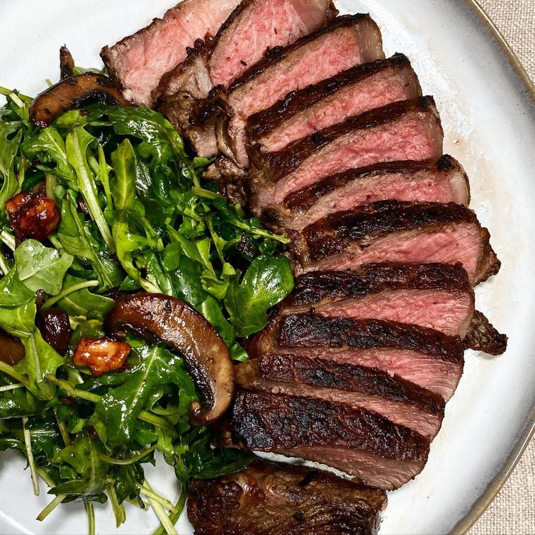 Seared steak with mushroom arugula salad