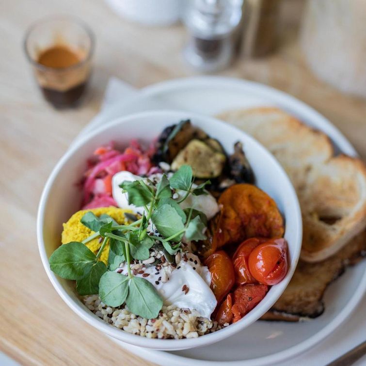 Seasonal veggie bowl for breakfast