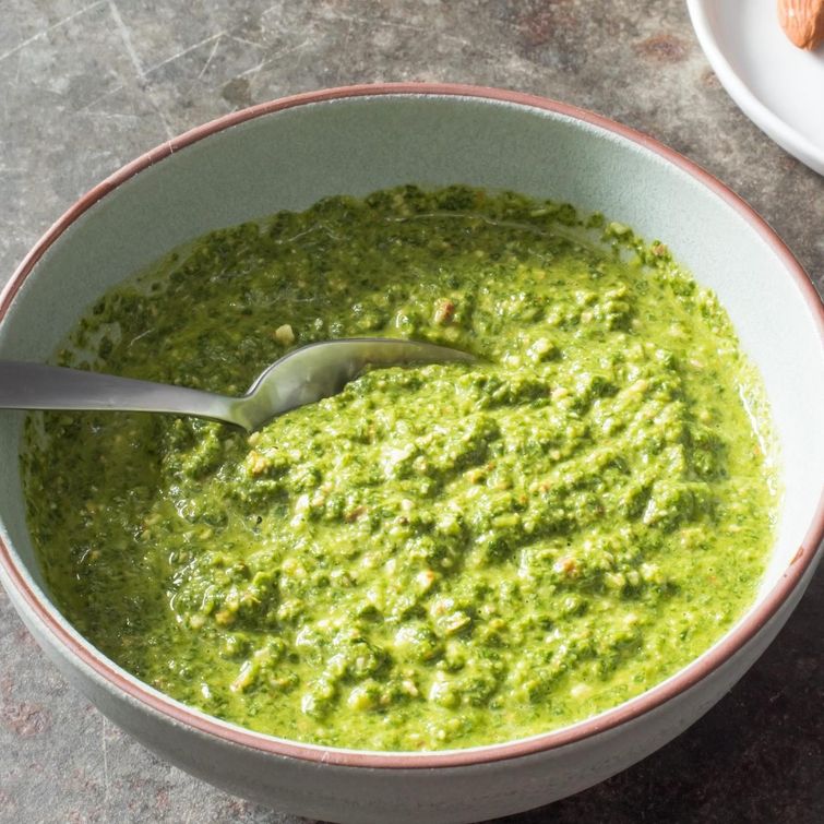 Spicy arugula pesto preparation
