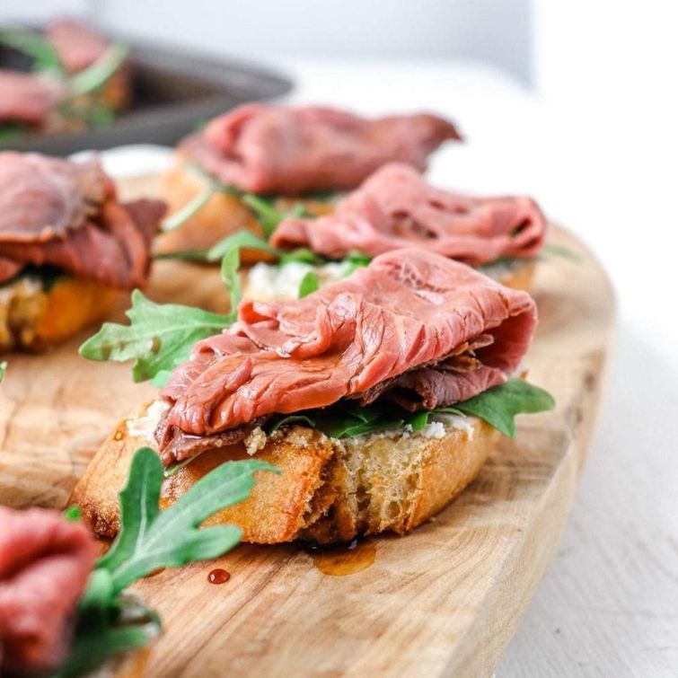 steak and arugula crostini