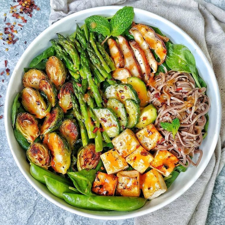 Tofu and noodle veggie bowl with vinaigrette