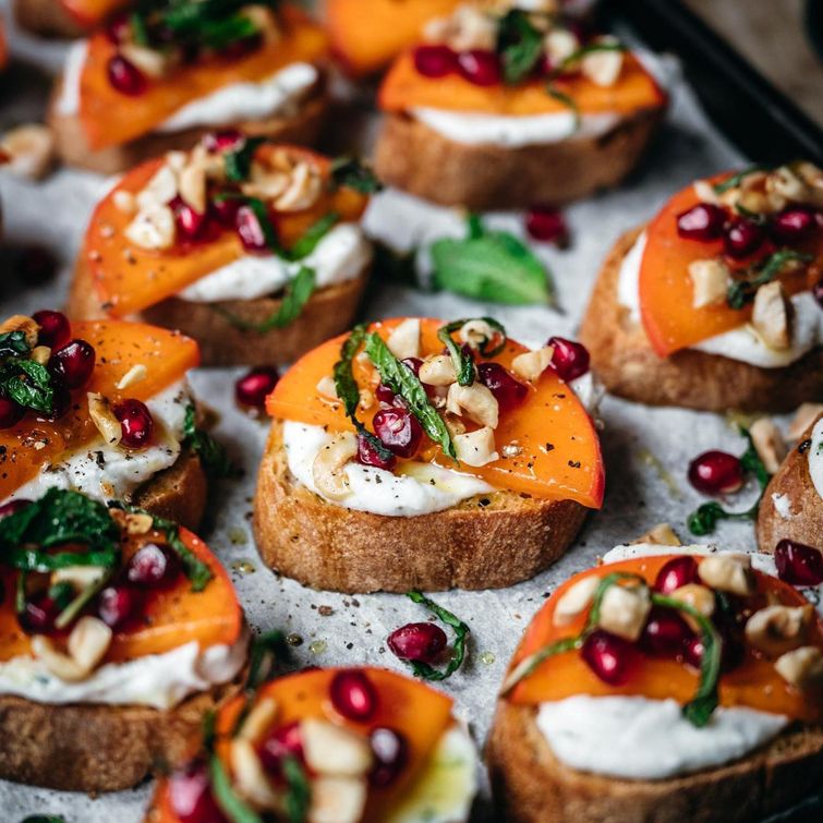 Vegan crostini with persimmon and pomegranate