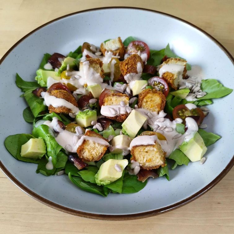 Vegan lunch with arugula and vegan nuggets