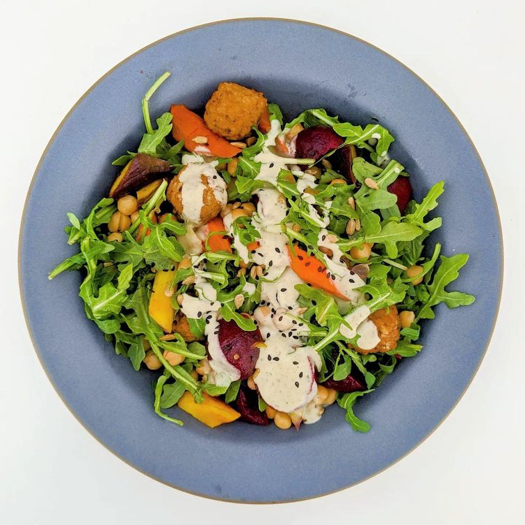 Vegan meatball and arugula salad with chickpeas and roasted vegetables