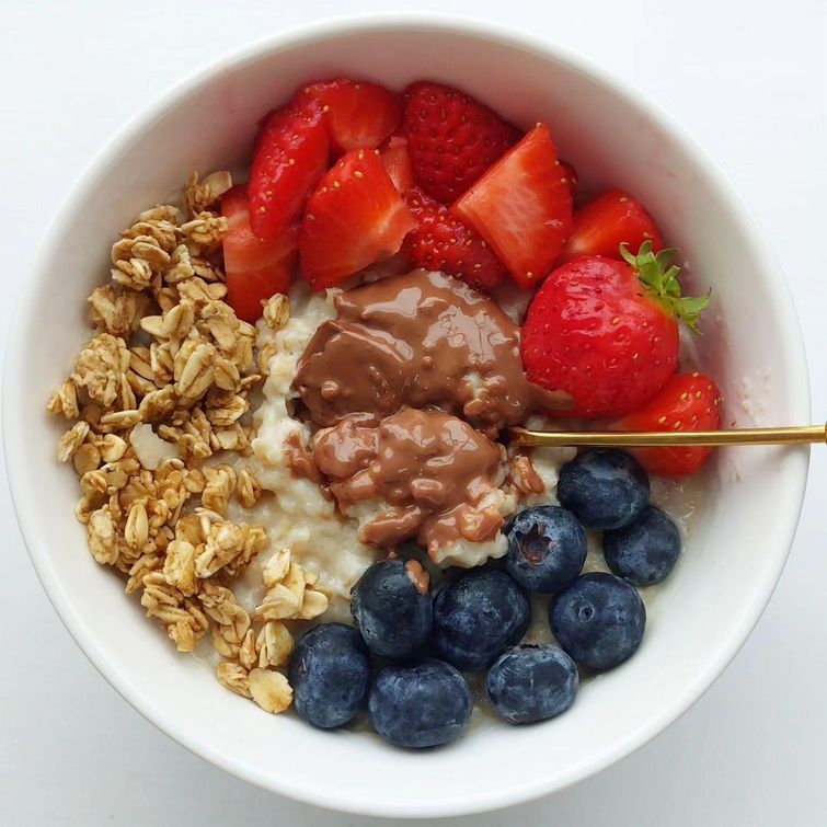 Vanilla, chocolate and berry oats in a bowl