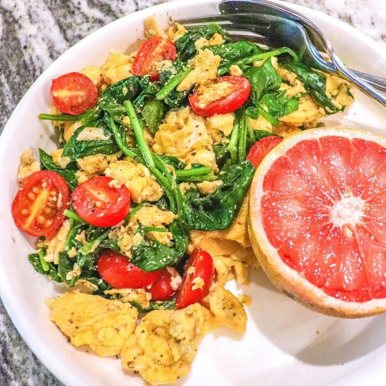 Scrambled eggs with spinach and tomato