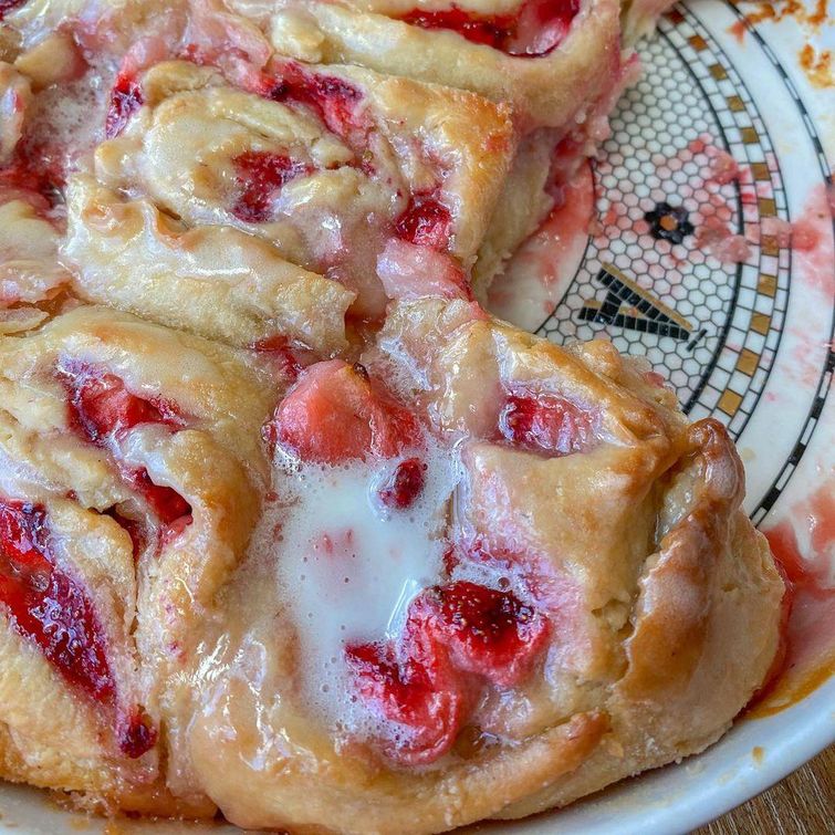 Vegan strawberry sweet rolls