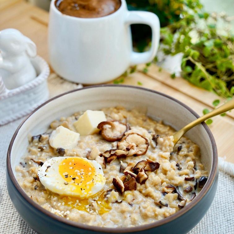 Creamy oatmeal with mushrooms