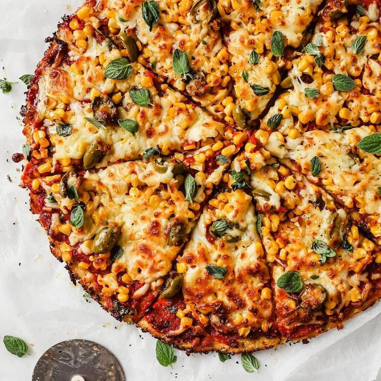 Cauliflower pizza with sweet corn and olives