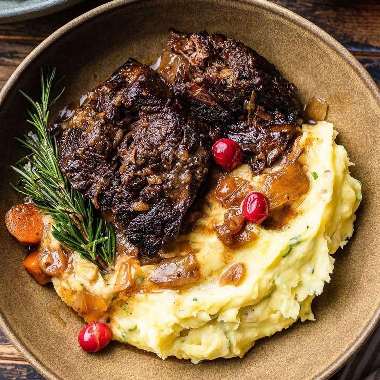 Braised lamb chops with cranberries