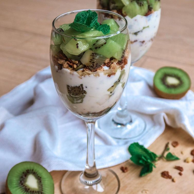 kiwi parfait breakfast