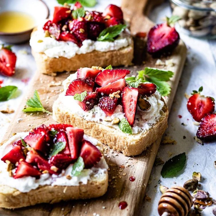 Strawberry and pistachio toast