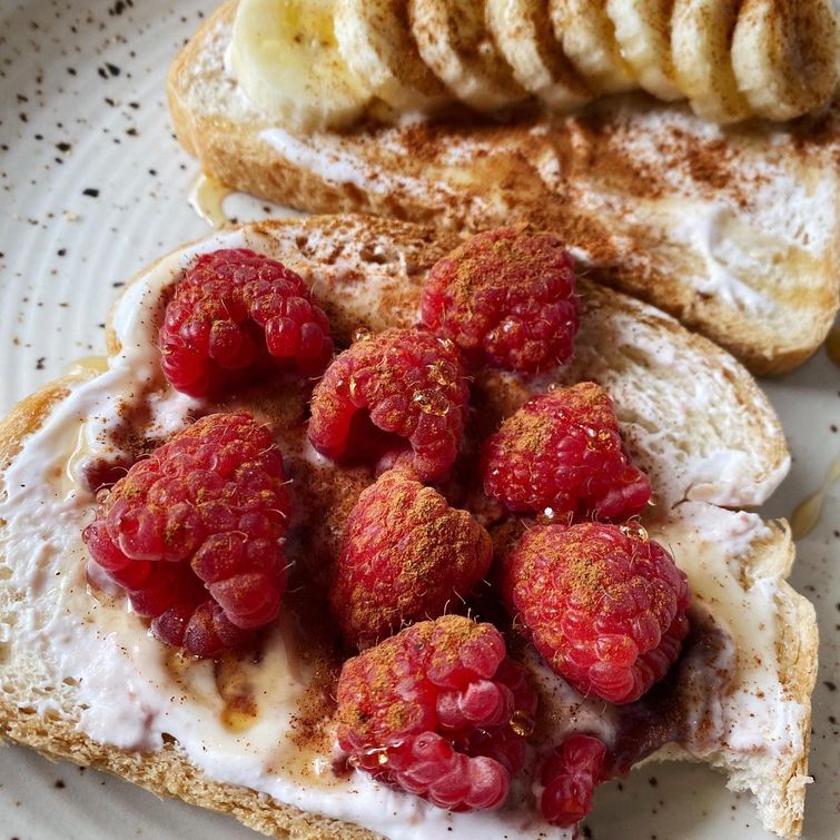 Protein-rich yogurt toast with strawberries