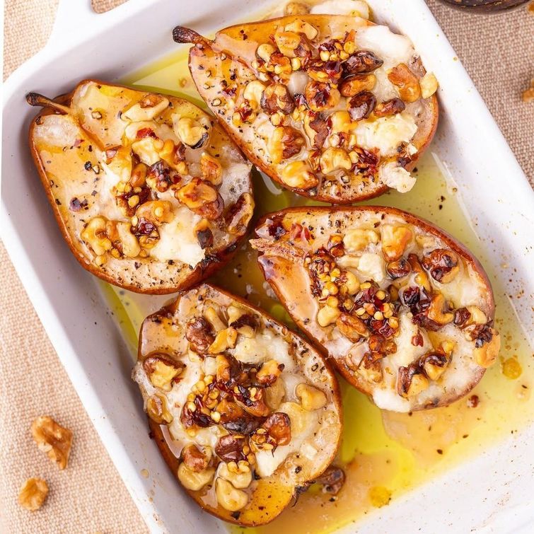 Vegan baked pears on arugula