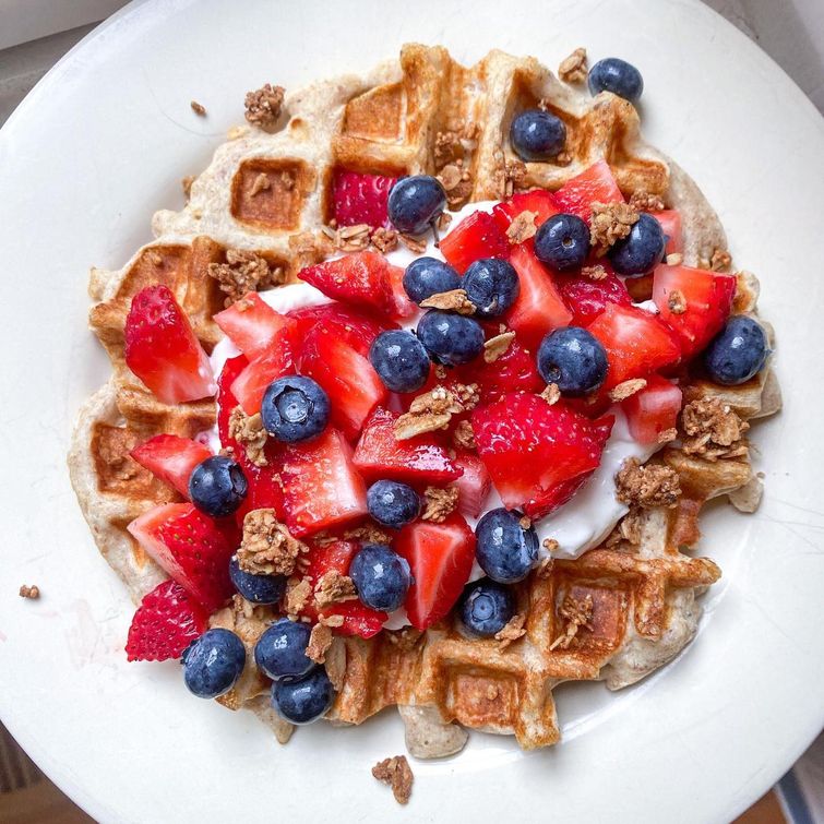 Protein pancakes with yogurt and berries